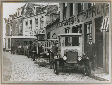 875227 Afbeelding van het personeel en enkele automobielen voor de carrosserie- en wagenfabriek S. Trapman ...